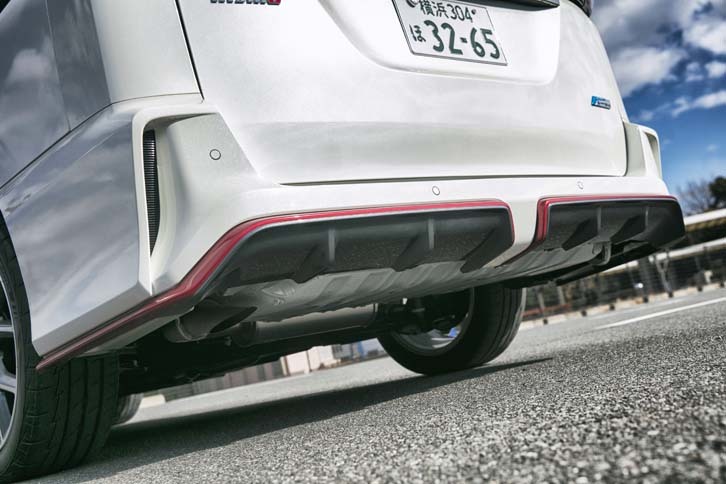 ディフューザー形状をした専用のリアバンパーが装着される。マフラーにも専用チューンを受けており、主に加速時のエキゾーストサウンドに迫力を増している。