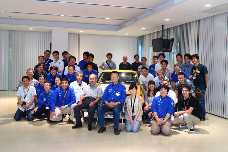 「チェリーF-II（KF10型）TSレース仕様」と名車再生クラブのメンバー。