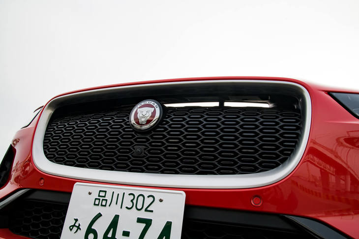 フロントグリルからのぞく“空”に注目。アッパーグリルはダミーで、その上部はボンネットの上へと空気を抜いて空気抵抗を低減する“トンネル”となっている。