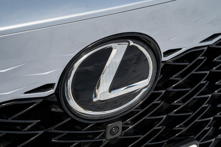 オプションの寒冷地仕様にはウインドシールドデアイサー等に加えて、レーダーが内蔵されるフロントのレクサスエンブレムの熱線も含まれている。