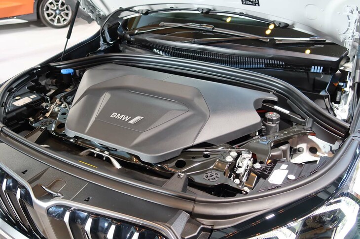 BMW iX1 xDrive30 Mスポーツ（フロントボンネット下）