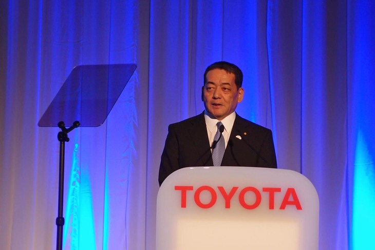 電動車普及への取り組みについて説明する、トヨタ自動車の寺師茂樹副社長。EVについては、2020年に中国市場に自社開発の量産モデルを投入したあと、日本、インド、米国、欧州などでもトヨタ・レクサス両ブランドでラインナップを拡大。2020年代の前半には、10車種以上を展開すると意気込む。