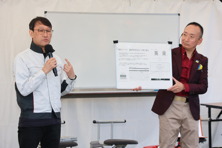 初代「NA」型「ロードスター」をはじめとした、マツダ車のパーツの再生産やレストアサービスなどを手がけるクラシックマツダ担当の伏見 亮さん（写真向かって左）は、この場で新情報を公表。今後、さまざまな理由によって生産が終了となるパーツを、「最終調達リスト」として公式サイトで知らせていくことを伝えた。現在は「FD」型「RX-7」向けの3種類の部品が候補となっている。不定期に情報は公表されるので、月に1回はチェックしてもらえればとのこと。最終生産となる部品は、記載された締め切り日までに購入申し込みをすれば、入手可能とのことだ。今のところ、NA用の部品は含まれていない。