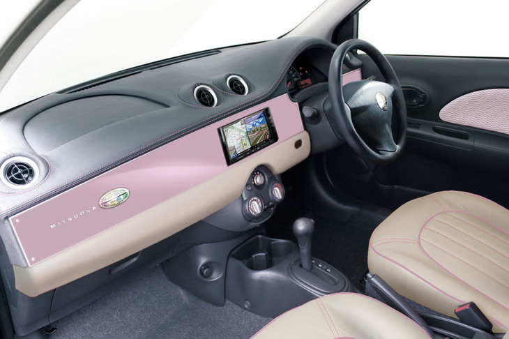 ボディーカラーが「マカロンピンク」の車両のインテリア。