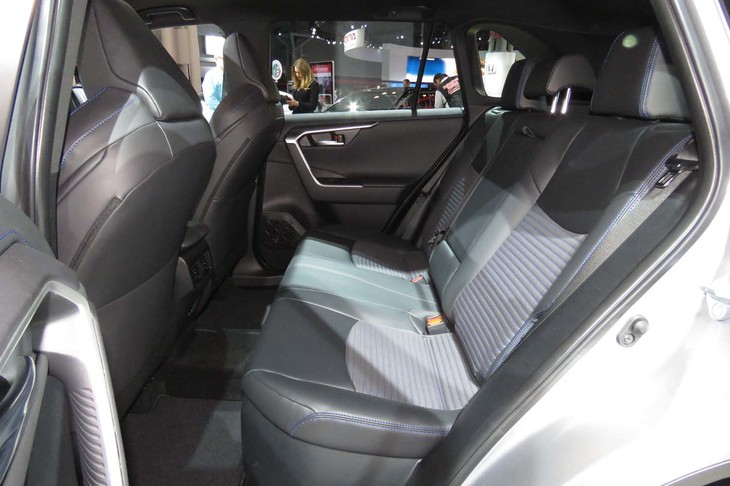 トヨタRAV4（リアシート）