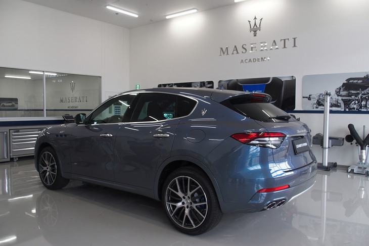 テールランプは「マセラティ3200GT」などをモチーフとした、ブーメランシェイプの新デザインが採用されている。