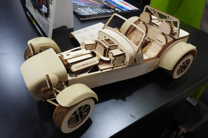 「東京オートサロン2025」の会場より、ケータハムのブースの様子。