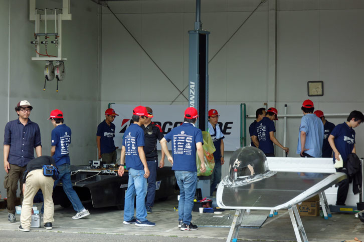 徹夜のセッティングを終えた、名古屋工業大チームのピット。