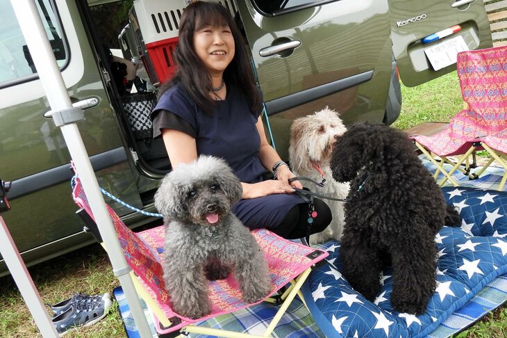 トイプードルと2匹のオーストラリアンラブラドゥードルの飼い主であるraikoamaoさんは、ご夫婦で「カングー キャンプ」に参加。