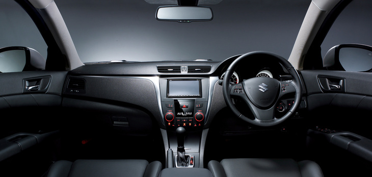 インストゥルメントパネルは常識的なデザインだが、サテンメッキの装飾を施すなどして上質感を表現していた。