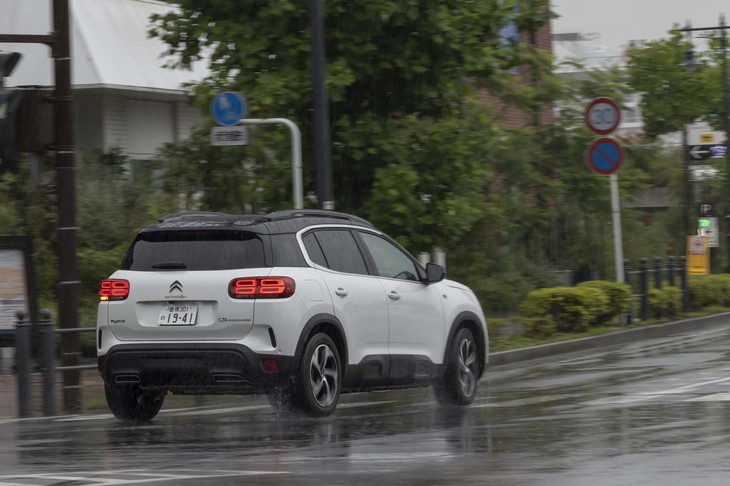 リアサスペンションにはマルチリンク式を採用。バンプストップラバーの代わりにセカンダリーダンパーを備えた「プログレッシブハイドローリッククッション」を使うのは純エンジンモデルと同じ。