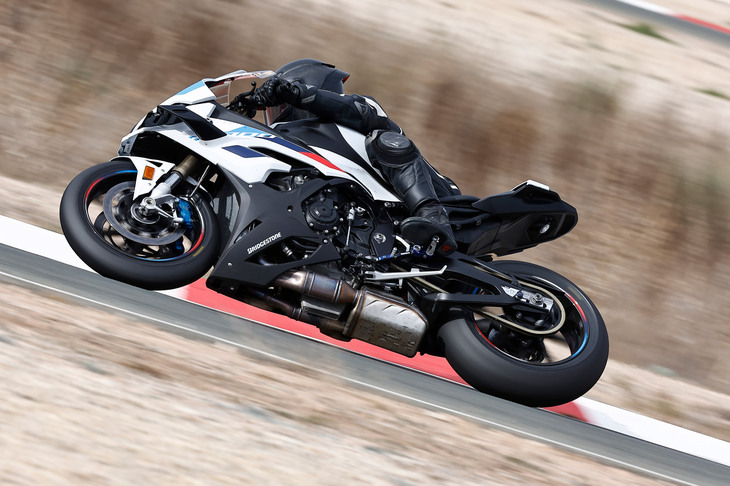 マイナーチェンジにより、より高い次元へと進化を遂げた2023年モデルの「S1000RR」。「M1000R」ともども、日本導入が待ち遠しい一台だ。