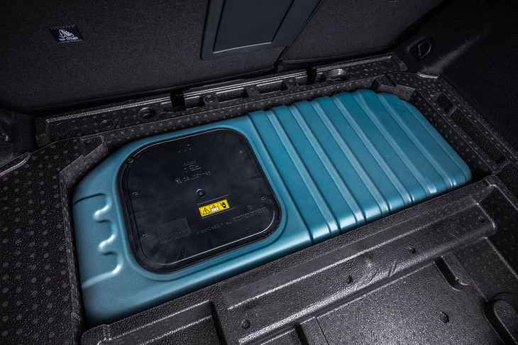 荷室床下に備わる容量12.4kWhのリチウムイオンバッテリー。プラグインハイブリッド車の荷室容量は5人乗車の通常使用時で471リッター、リアシートの背もたれをすべて前方に倒せば1545リッターに拡大できる。