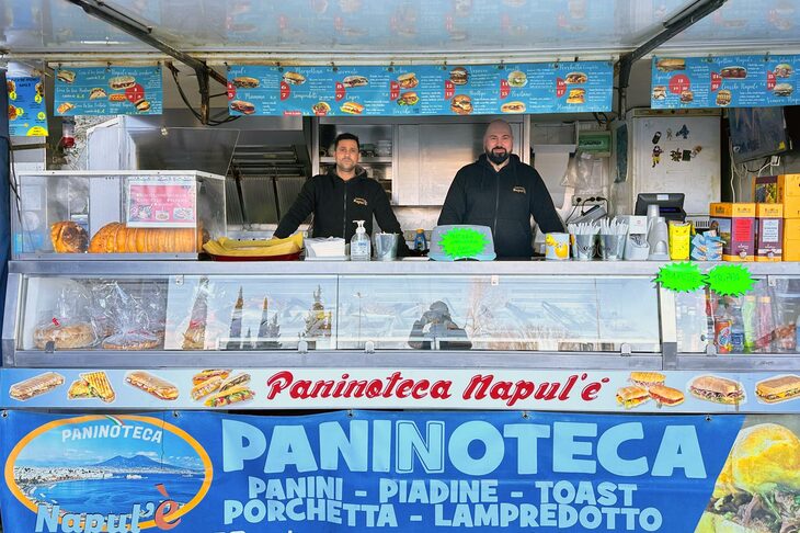 エンツォ・インプロータさん（写真向かって右）は、パニーノ屋台の経営者。Lynk＆Coの経験談を語ってくれた。