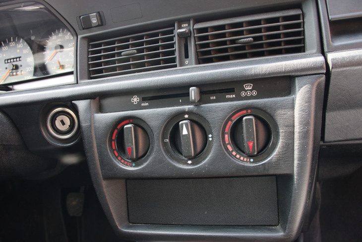 「メルセデス・ベンツ190E」（1993年）のダッシュボード。欧州では高級車といえど、このころまでは基本的にオーディオ無しで売られていたモデルがあった。