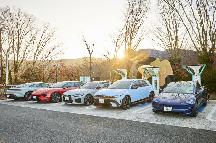 これからの自動車技術を考えるうえでは欠かせないEVですが、単に内燃機関車の代替になるだけではなく、内燃機関車では実現できない瞬発力や加速力は大きな魅力です。今回は5台の高性能EVをテストに連れ出し、“ハイパフォーマンスEV”の実力に迫ります。（photo：田村孝介）