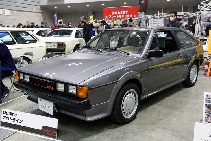 遠目に見て角目4灯の顔つきから3代目「トヨタ・カリーナ」（A60）かと思いきや、1988年「フォルクスワーゲン・シロッコGTX-16V」だった。何年ぶりかで見た2代目シロッコのトップグレードである。アウトラインの出展。