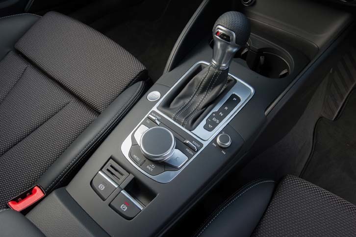 トランスミッションはデュアルクラッチ式ATの「7段Sトロニック」を採用する。