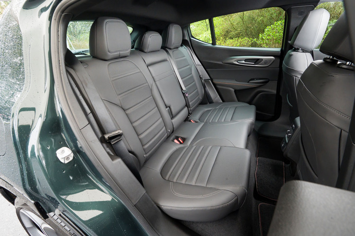 後席は6：4の分割可倒式で、中央部にカップホルダー（2個）付きのセンターアームレストとスルーローディング機構を採用。前席センターコンソールの背面には、空調の吹き出し口とUSB Type-A／Type-Cポートが装備される。