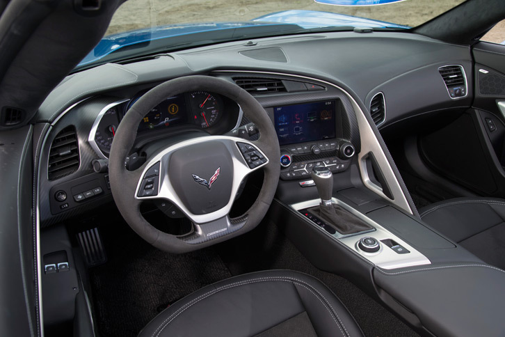 インテリアの意匠については標準モデルの「コルベット」から大きな変更はない。日本仕様では標準装備となるインフォテインメントシステムは「Apple CarPlay」に対応している。