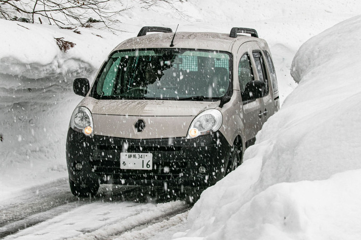 両サイドが雪壁となった山道を行く「カングー クルール」。低温域でも柔軟性を失わず、高温域では剛性が確保される幅広い温度域に対応するコンパウンドを採用することで、優れたオールウエザー性能を発揮。雪道でも安心してドライブできる。