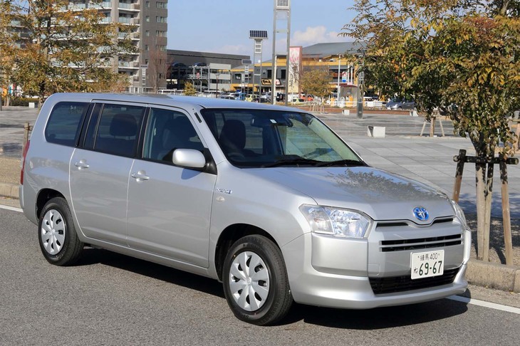 
	「Toyota Safety Sense」のプリクラッシュセーフティー／レーンディパーチャーアラート／オートマチックハイビームという3つの機能を標準装備する。
	