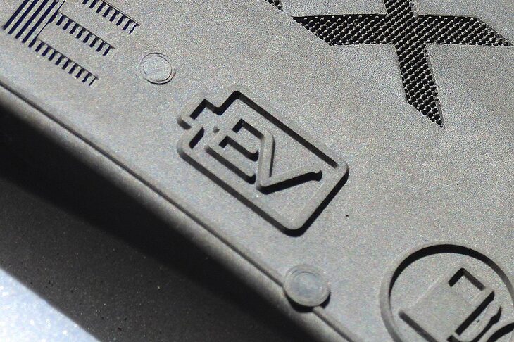 「スポーツマックス ラックス」のサイドウォールに施された、住友ゴム独自の「EV適応マーク」。バッテリーの寿命に影響する転がり抵抗性能や、重い車重に負けない耐荷重および耐摩耗性能など、EVがタイヤに求める必要条件をすべて満たしている製品にのみ刻印されるマークだ。