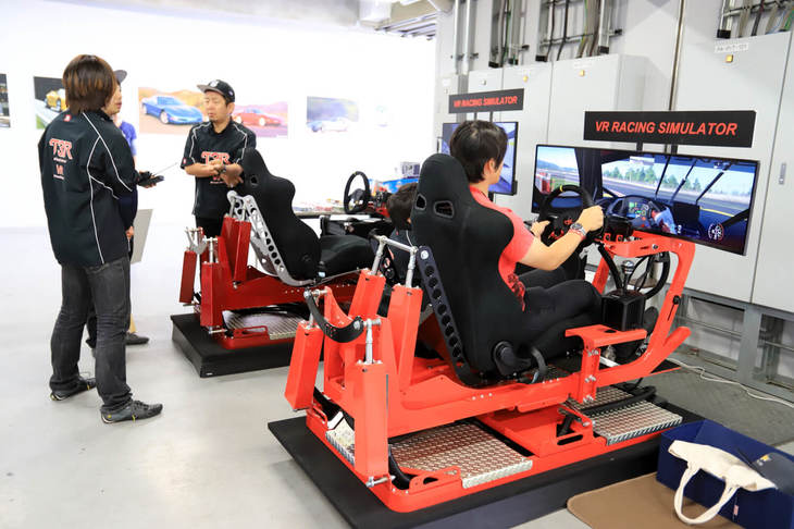 ピット内でもさまざまな催しが用意されていた。こちらはナスカーのドライビングを体験できるVRドライビングシミュレーター。