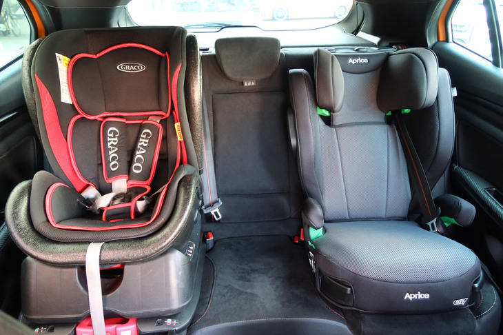 「メガーヌR.S.ウルティム」の後席空間はそこそこ広い。側突対応の大柄な子ども用シートを装着すると、中央席への着座は難しくなるものの、荷物を置くのに有用なスペースが確保できる。