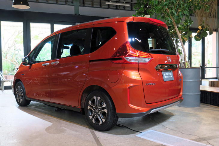 「フリード ハイブリッド クロスター」のリアビュー。「フリード／フリード＋」では、グレードやパワートレインに関わらず、4WD車のほうがFF車より25mm車高が高い（写真はFF車）。