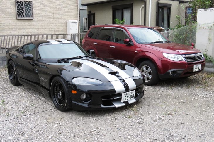 まだ購入したばかりの頃の「ダッジ・バイパー」とのツーショット。バイパーのヘッドランプ、昔はこんなに透明だったのね。今じゃすっかり黄ばんで……。