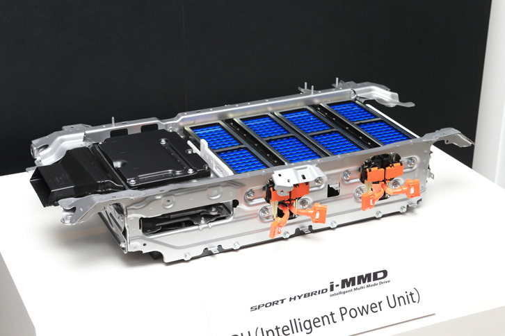 リチウムイオンバッテリーやDC-DCコンバーターなどからなるIPU（インテリジェントパワーユニット）。前席の床下に搭載される。