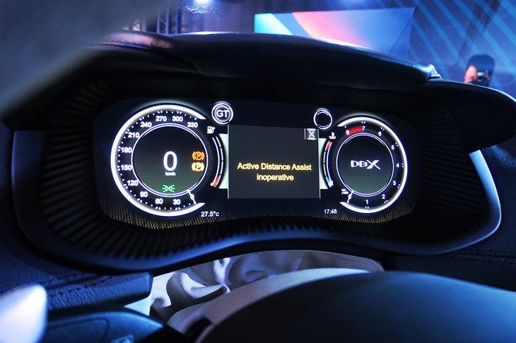 アストンマーティンDBX（デジタルメーター）