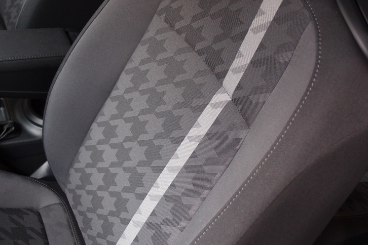 「ザ・ビートル デザイン」の専用格子調ファブリックシート。写真はブラックのもの。