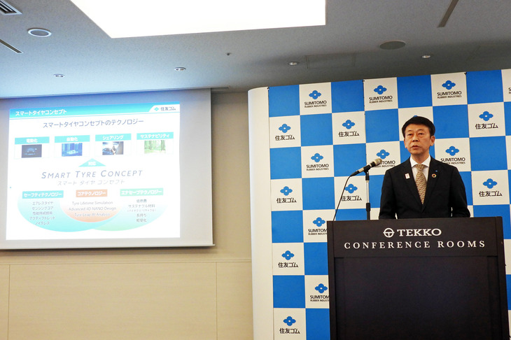「アクティブトレッド」技術の概要を説明する、住友ゴム工業 材料開発本部 材料企画部の上坂憲市部長。