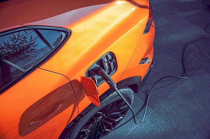 充電コネクターはボディー左側の後方にある。フューエルフィラーフラップは反対側だ。