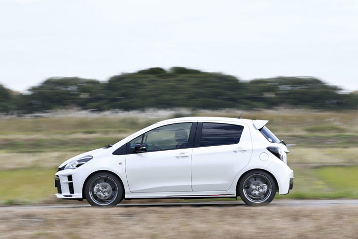 「ヴィッツGRスポーツ“GR”」は、専用チューンのザックス製ショックアブソーバーを装備。車高は標準仕様の「ヴィッツ」よりも低くなっている。