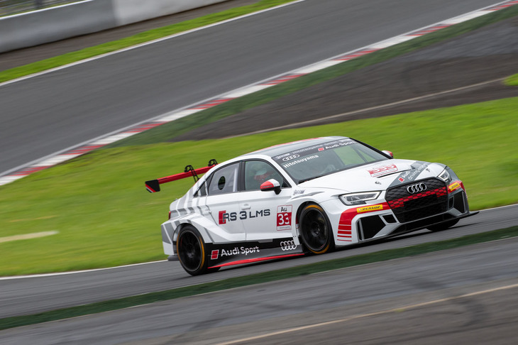 まずはレーシングカーの「RS 3 LMS」に同乗試乗。4WDのクワトロを、わざわざFWDに仕立て直しているのだ。