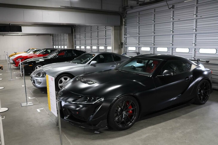 イベントの目玉コンテンツである「スーパーグリッドウォーク」の参加車両が飾られたピットエリア。貴重な旧車やレーシングカーなどが展示されており、まるで自動車博物館のようでもあった。写真はトヨタが持ち込んだ歴代「スープラ」。