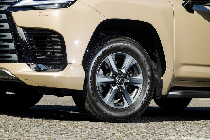 18インチのタイヤ＆ホイールも“オーバートレイル＋”専用。ホイールはマットグレーにペイントされており、グリル等と合わせて「プロフェッショナルツール」を表現している。