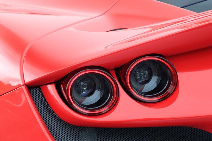 丸目4灯式のリアコンビランプとそれらを囲むボディー同色のパネルは「308GTB」や「328GTB」などへのオマージュだ。