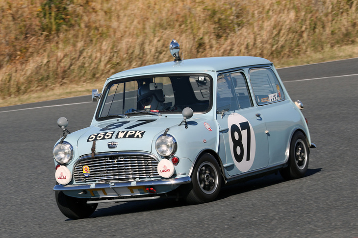 2位に入った「オースチンMiniクーパー」……ではなく1959年「オースチン・セブン」（標準型Miniの最初期型）。エンジンはノーマルの850ccに対して994ccとのことだが、それでも「ティントイ・カップ」の出走車両中最小。それでこの成績は、お見事というほかない。