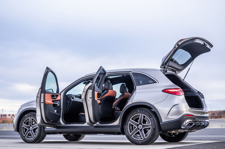 「AMGラインパッケージ」が装着された「GLC220d 4MATIC」のボディーサイズは全長×全幅×全高＝4725×1890×1640mmで、ホイールベースは2890mm。初代の「AMGライン」装着車よりも全長が60mm長くなっている。