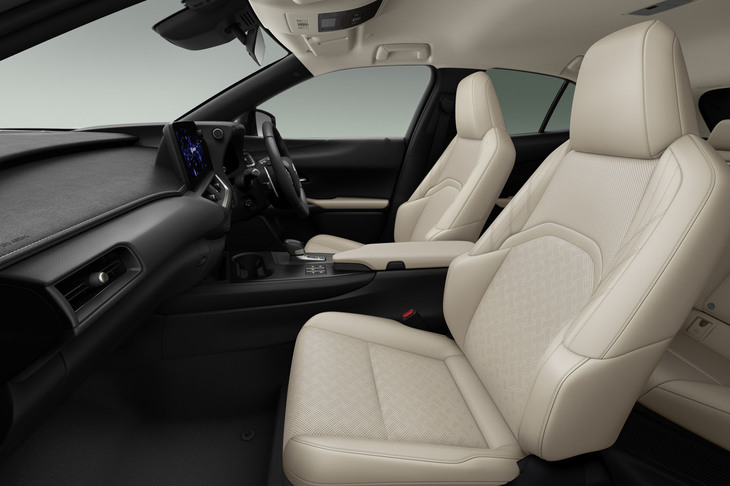 シートカラーと天井色が「ソリスホワイト」で統一された、「UX300h“バージョンL”」のインテリア。