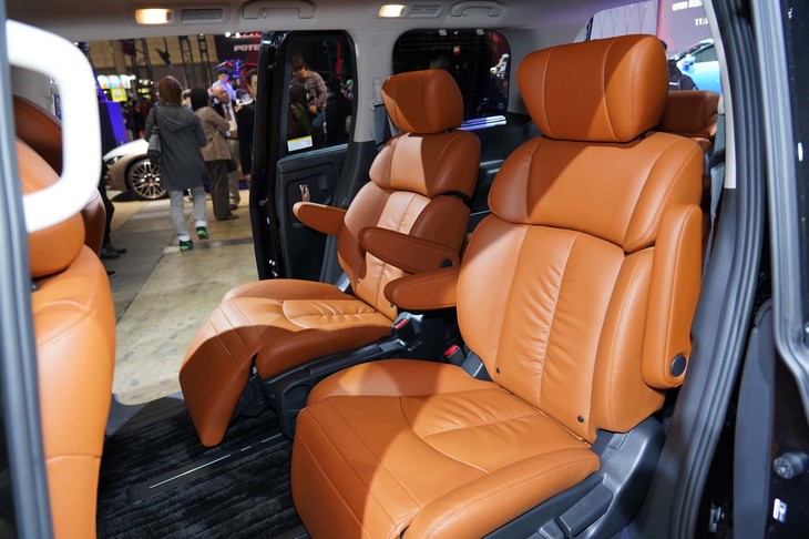 日産エルグランド ハイウェイスター ジェットブラック アーバンクロム