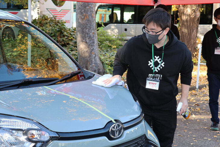 デモカーの「トヨタ・シエンタ」を用いて使い方と効果が示されたのは、ソフト99の人気商品「フクピカ」のボトルタイプ「フクピカトリガー強力タイプ2.0」だ。ボディーに吹きかけ、優しく吹き上げるだけで汚れを落とし、はっ水効果が得られることが実演された。