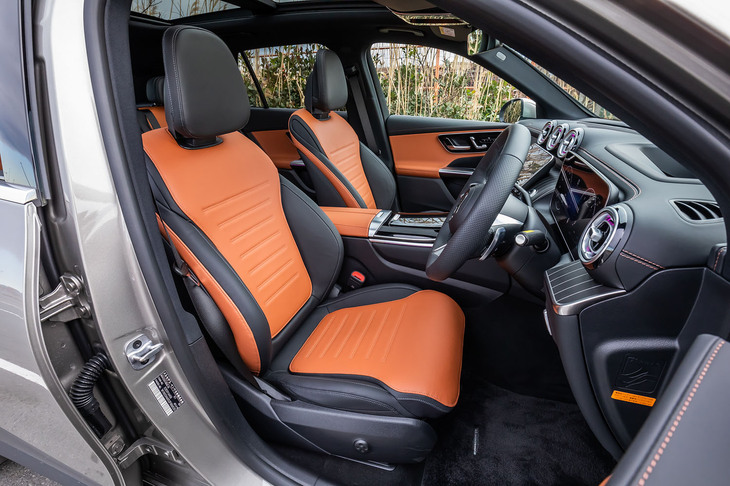 55万円の有償オプションとなる「AMGレザーエクスクルーシブパッケージ」が選択された試乗車のインテリア。写真の内装色は「シエナブラウン／ブラック」で、フロントのスポーツシートにはメモリー付き電動調整機能やヒーターが備わる。