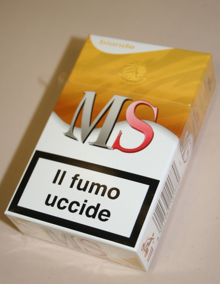 参考までに、イタリアで販売されているタバコの例。法律に従い「Il fumo uccide （煙は殺す）」の文字が。