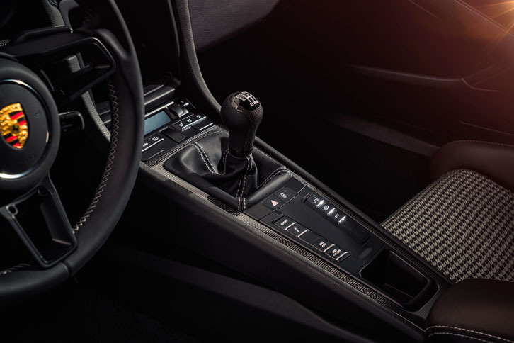 「ポルシェ911R」のインテリア。トランスミッションは6段MTのみ。