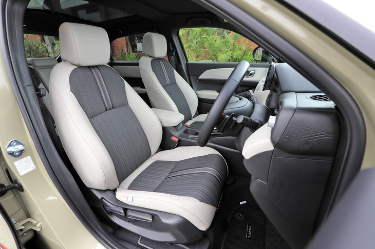 プライムスムース（合成皮革）とファブリックのコンビシート。上級グレードでは、前席にシートヒーターが標準装備される。